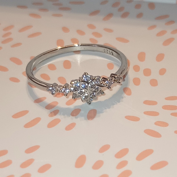 Elegant 925 Sterling Silver Women's Ring - Picture 1 of 6